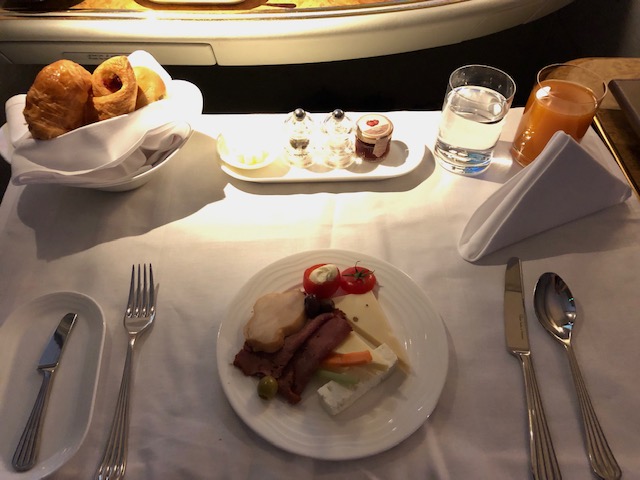 エミレーツA380ファーストクラスの機内食