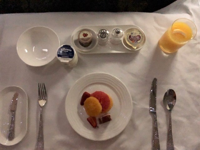 エミレーツ航空B777 ファーストクラス機内食