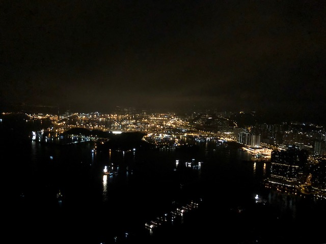 リッツカールトン香港のスイートルームの夜景