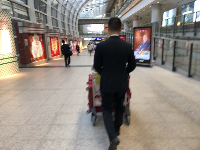 香港マリオットボンヴォイカウンタースタッフ