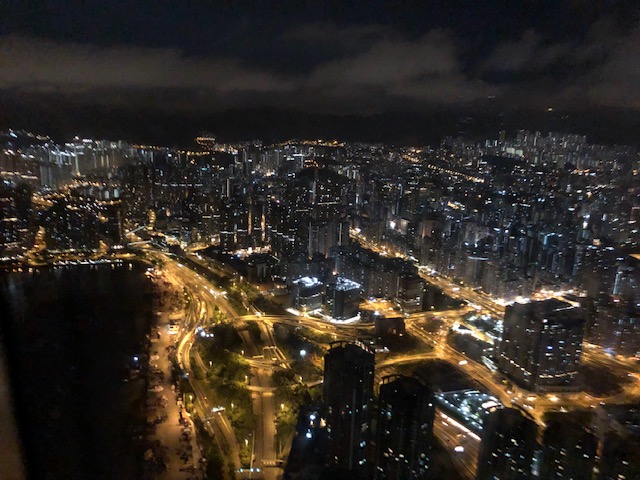 リッツカールトン香港のスイートルームの夜景