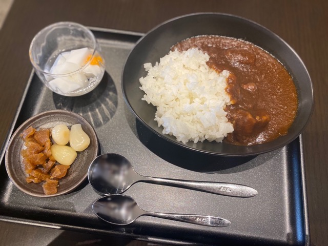 国際線サクララウンジJALカレー