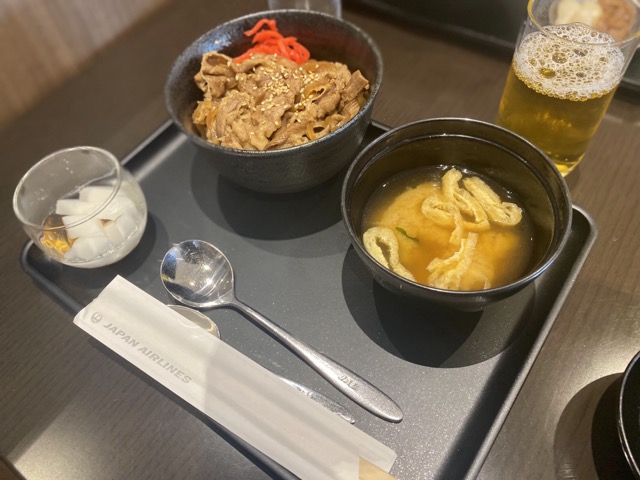 国際線サクララウンジ牛丼