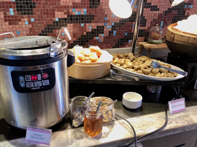 ロイヤルハワイアンホテルのラウンジ朝食