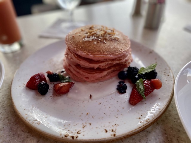 ロイヤルハワイアンホテル朝食ピンクパンケーキ