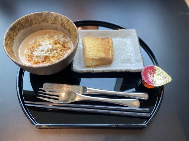 羽田キャセイパシフィックラウンジ担々麺フレンチトースト